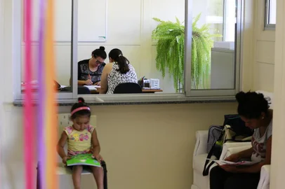 PORTO ALEGRE, RS, BRASIL, 20-10-2017. mães que estejam se inscrevendo para tentar vaga para os filhos na scola Municipal de Educação Infantil Santo Expedito, Rua Gabriel Bezerra Cavalcanti, s/n, Rubem Berta (ANDERSON FETTER/AGÊNCIA RBS)