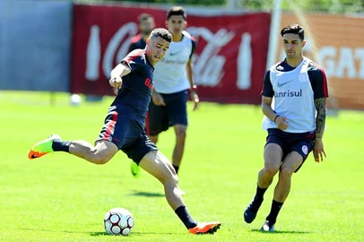  

PORTO ALEGRE, RS, BRASIL, 27.10.2017. Treino do Internacional no CT Parque Gigante. Na foto, Roberson e Gutierrez.

Foto: Fernnado Gomes/Agência RBS