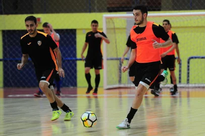  CARLOS BARBOSA, RS, BRASIL, 26/10/2017. Treino da ACBF no Centro Municipal de Eventos Sérgio Luiz Guerra, em Carlos Barbosa. A ACBF está nas quartas de final da Liga Nacional de Futsal 2017. Na foto, o fixo João Salla. (Porthus Junior/Agência RBS)
