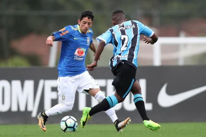 Foto do atacante caxiense Pedro Arthur (E) jogando pela seleção brasileira sub-15, na Granja Comary, na vitória de 3 a 1 sobre o Grêmio. Ele é do Juventude