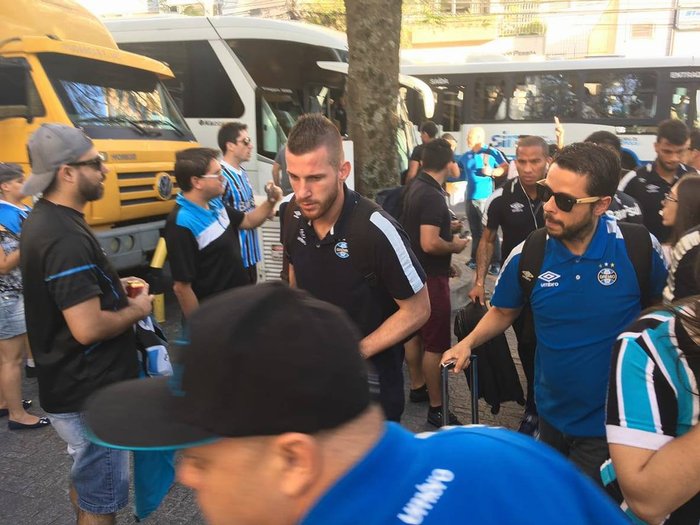 Com apoio de torcedores, Grêmio desembarca em Florianópolis para enfrentar o Avaí