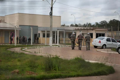  

CANOAS, RS, BRASIL, 29.10.2017. Brigada Militar assume a penitenciária de Canoas.  PMs irão atuar na Pecan 2 pelo menos até formação de novos agentes, que deve durar três meses.

Foto: Omar Freitas/Agência RBS