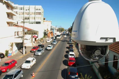  Bento digital: Prefeitura inicia instalação de novas câmeras de videomonitoramento. A Prefeitura de Bento Gonçalves iniciou nesta segunda-feira, 25 de julho, a instalação das novas câmeras de videomonitoramento. Entre os 20 novos pontos, 12 deles foram priorizados, dentre eles, os localizados no bairro Cidade Alta, que contempla cinco das 12 câmeras instaladas nesta primeira fase. Atendendo assim, a demanda de segurança pública elencada pela comunidade do bairro na assembleia do Orçamento Participativo.