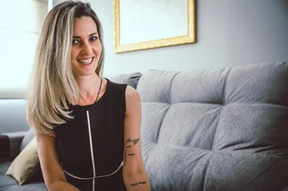  

PORTO ALEGRE, RS, BRASIL, 27/10/2017 : A paciente Kátia Zappe tatuou a  dos médicos que a trataram de um câncer sério. (Omar Freitas/Agência RBS)
Indexador: Omar Freitas