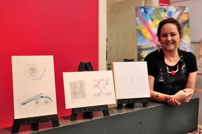  CAXIAS DO SUL, RS, BRASIL, 30/10/2017. Artista plástica Jaque Pauletti promove a miniexposição Fluxo, com 43 desenhos feitos a lápis de cor inspirados no mar. (Diogo Sallaberry/Agência RBS)