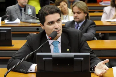 Após desistir de disputar a liderança do PMDB na Câmara dos Deputados contra Leonardo Picciani (RJ) e Leonardo Quintão (MG), o deputado Newton Cardoso Júnior (MG) virou um dos principais alvos dos candidatos e seus articuladores em busca de apoio.