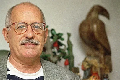 Silviano Santiago, critico literario e escritor
Silviano Santiago, critico literario e escritor, autor, entre outros, do romance Em Liberdade. Rio, 21.09.95, foto: Luciana Whitaker/Folha Imagem
#PÁGINA: 2
FD
#EDIÇÃO: 2ª
 Fonte: Folha Imagem
 Fotógrafo: Luciana Whitaker