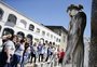 Estudantes têm aula em cemitério de Porto Alegre
