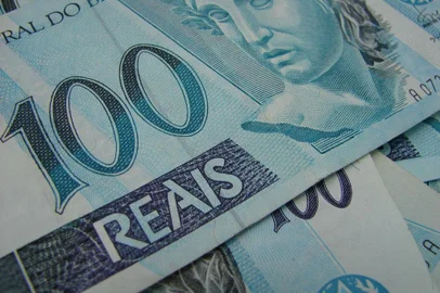 Nos últimos anos, diversos bancos resolveram ampliar a abrangência dos financiamentos voltados à educação incluindo cursos de especialização e pós-graduação. A oferta ainda é menor que os empréstimos voltados à graduação, mas uma pesquisa detalhada pode render oportunidades a quem não tem dinheiro disponível no momento para seguir com os estudos. Mas, atenção: é preciso avaliar se, no momento, compensa adquirir uma dívida em troca de um diploma de especialização, mestrado ou doutorado. Se o certificado ou diploma acenar uma boa possibilidade de promoção ou aumento de salário, pode valer a pena. 