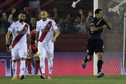 Argentina's Lanus forward Jose Sand (R) celebrates after scoring his team's second goal against Argentina's River Plate during their Copa Libertadores semifinal second leg football match in Lanus, on the outskirts of Buenos Aires, on October 31, 2017. / AFP PHOTO / Juan MABROMATA