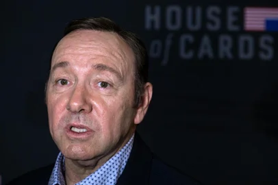 Anthony Rapp says Kevin Spacey made a sexual advance when he was 14

(FILES): This file photo taken on February 23, 2016 shows actor Kevin Spacey arriving for  the season 4 premiere screening of the Netflix show House of Cards in Washington, DC. 
Kevin Spacey came out as gay early Monday, October 30, 2017 and apologized to actor Anthony Rapp, who accused the Hollywood star of making a sexual advance on him at a 1986 party when he was only 14 years old. Spaceys announcement, posted to his Twitter account at midnight, came after Rapp -- best known for being part of the original cast of Broadway hit Rent -- made the accusation in an interview with Buzzfeed News.
 / AFP PHOTO / Nicholas Kamm

Editoria: ACE
Local: New York
Indexador: NICHOLAS KAMM
Secao: theatre
Fonte: AFP
Fotógrafo: STF