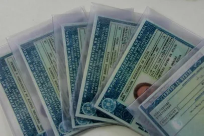CNH - vem aí o exame toxicológicoA partir do próximo dia 02 de março de 2016, o exame toxicológico para detecção de consumo de substâncias psicoativas será exigido na habilitação, renovação e mudança para as categorias C, D e E de sua Carteira Nacional de Habilitação. O Contran publicou alterações na Resolução 425/2012 para viabilizar a medida, com exceção dos processos de habilitação que já tenham sido iniciados até aquela data. O exame toxicológico de larga janela de detecção é aquele destinado à verificação do consumo ativo, ou não, de substâncias psicoativas, com análise retrospectiva mínima de 90 dias. Todos os exames serão utilizados, de forma anônima e com fins estatísticos, para a formação de banco de dados e estudo da conduta dos motoristas, objetivando a implementação de políticas públicas de Saúde. Os laboratórios selecionados pelo Denatran terão de inserir o resultado ¿ positivo ou negativo ¿ no prontuário do condutor por meio do Sistema de Registro Nacional de Condutores Habilitados e a autorização para inserção das informações no registro deve ser feita por escrito. 