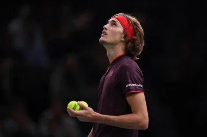  

Germanys Alexander Zverev reacts during his second round match against Netherlands Robin Haase at the ATP World Tour Masters 1000 Indoor tennis tournament on November 1, 2017 in Paris. / AFP PHOTO / CHRISTOPHE ARCHAMBAULT

Editoria: SPO
Local: Paris
Indexador: CHRISTOPHE ARCHAMBAULT
Secao: tennis
Fonte: AFP
Fotógrafo: STF