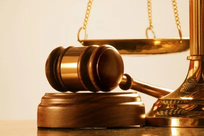 Martelo e balança, símbolos da Justiça.
