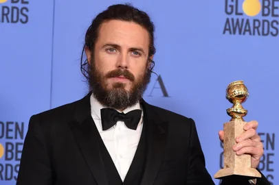  Actor Casey Affleck, winner of the Best Performance by an Actor in a Motion Picture  Drama for Manchester by the Sea, poses in the press room at the 74th Annual Golden Globe Awards held at the Beverly Hilton Hotel on January 8, 2017. ROBYN BECK / AFP Editoria: ACELocal: Beverly HillsIndexador: ROBYN BECKSecao: televisionFonte: AFPFotógrafo: STF