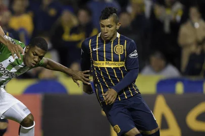 Colombia's Atletico Nacional forward Orlando Berrio (C) vies for the ball with Argentina's Rosario Central defender Esteban Burgos (L) and midfielder Walter Montoya during their Copa Libertadores 2016 quarterfinals first leg football match at the "Gigante de Arroyito" stadium in Rosario, Santa Fe, Argentina, on May 12, 2016. / AFP PHOTO / JUAN MABROMATA