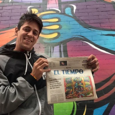 O grafiteiro Fábio Panone Lopes participa de um mural coletivo em Bogotá, nma Colômbia