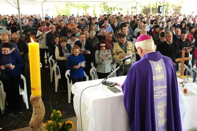  CAXIAS DO SUL, RS, BRASIL, 02/11/2017. Movimentação no Memorial Crematório São José, no dia de Finados. O Bispo Diocesano de Caxias do Sul, Dom Alessandro Ruffinoni, realizou missa campal no Memorial. (Diogo Sallaberry/Agência RBS)