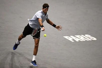 Argentinas Juan Martin Del Potro returns the ball to Netherlands Robin Haase  during the 1/8 round  at the ATP World Tour Masters 1000 Indoor tennis tournament on November 2, 2017 in Paris. / AFP PHOTO / CHRISTOPHE SIMON