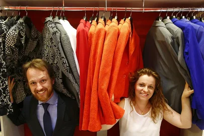  

PORTO ALEGRE, RS, BRASIL, 01/11/2017: Carlos Klein e Patrícia Piccinini, da loja Ishtar, estão esperando a melhor venda em cinco anos neste Natal. (FOTO: Isadora Neumann/ Agência RBS)