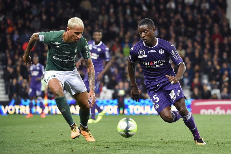 Toulouses Ivorian forward Max-Alain Gradel (R) vies for the ball with Saint-Etiennes French defender Leo Lacroix  during the French L1 football match between Toulouse (TFC) and Saint-Etienne (ASSE) on October 29, 2017, at the Municipal Stadium in Toulouse, southern France. / AFP PHOTO / REMY GABALDA