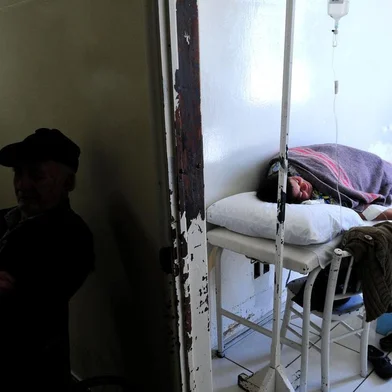 SÃO FRANCISCO DE PAULA, RS, BRASIL, 31/10/2017. Conferimos a situação nos hospitais da Serra, a começar por São Francisco de Paula. O Hospital de Caridade de São Francisco de Paula está negociando repasses com a Prefeitura, que acha que o Estado é que deve arcar com as despesas. Maria Almeida da Silva, 41, desempregada, é atendida na emergência do hospital. (Diogo Sallaberry/Agência RBS)