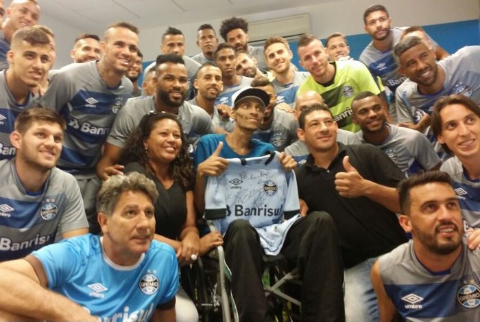 Renato e jogadores do Grêmio recebem gremista em tratamento contra câncer