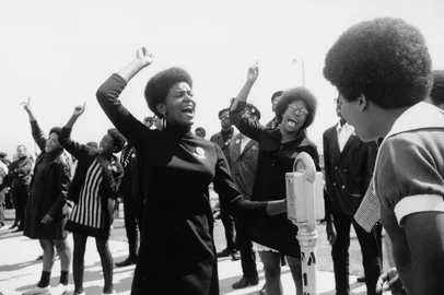 #PÁGINA:04
Cena de um curta-metragem dirigido pela cineasta belga Agnès Varda, nos EUA, na década de 70, com os militantes do grupo político Panteras Negras.
 Fonte: DIVULGAÇÃO
 Fotógrafo: CINEBANCÁRIOS