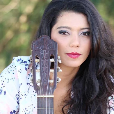 Cantora, violonista e compositora Milla Tuli, de Goiânia