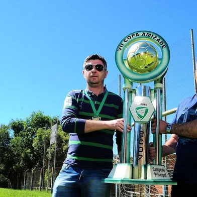 CAXIAS DO SUL, RS, BRASIL, 06/11/2017 - Amadores Futebol Clube 7, com Evandro Libardi - Treinador e jogador do Aparecida em 2007. NA FOTO: da esq. para dir. - Evandro Libardi e Paulo Deves, que foi presidente do clube em 2007. (Marcelo Casagrande/Agência RBS)