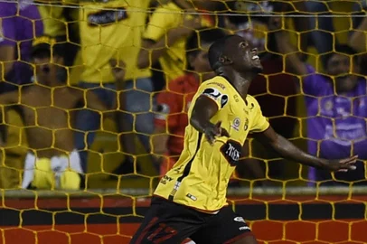  

Ecuadors Barcelona Marcos Caicedo (R) celebrates with teammates his goal against Atletico Nacional from Colombia during their Copa Libertadores football match at Monumental stadium in Guayaquil, Ecuador on March 14, 2017. / AFP PHOTO / RODRIGO BUENDIA

Editoria: SPO
Local: Guayaquil
Indexador: RODRIGO BUENDIA
Secao: soccer
Fonte: AFP
Fotógrafo: STF