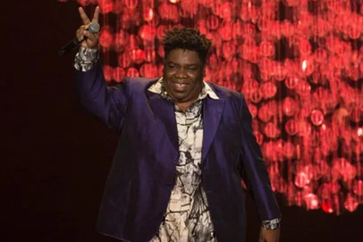 Com muito bom humor, Serjão Loroza entrou subiu ao palco do Globo de Ouro Samba brincando com a plateia. É no Canal Viva.