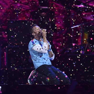 Chris Martin from Coldplay performs with The Chainsmokers during the BRIT Awards 2017 ceremony and live show in London on February 22, 2017. / AFP PHOTO / Justin TALLIS / RESTRICTED TO EDITORIAL USE, TO ILLUSTRATE THE EVENT AS SPECIFIED IN THE CAPTION, NO POSTERS, NO USE IN PUBLICATIONS DEVOTED TO ARTISTS