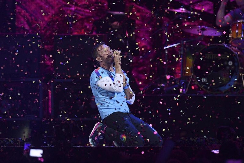 Chris Martin from Coldplay performs with The Chainsmokers during the BRIT Awards 2017 ceremony and live show in London on February 22, 2017. / AFP PHOTO / Justin TALLIS / RESTRICTED TO EDITORIAL USE, TO ILLUSTRATE THE EVENT AS SPECIFIED IN THE CAPTION, NO POSTERS, NO USE IN PUBLICATIONS DEVOTED TO ARTISTS
