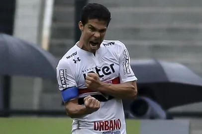 SÃO PAULO E FLAMENGOSP - SÃO-PAULO-FLAMENGO - GERAL - O jogador Hernanes do São Paulo comemora gol durante a partida entre São Paulo SP e Flamengo RJ, válida pelo Campeonato Brasileiro 2017, no Estádio do Pacaembu em São Paulo (SP), neste domingo (22). 22/10/2017 - Foto: NEWTON MENEZES/FUTURA PRESS/FUTURA PRESS/ESTADÃO CONTEÚDOEditoria: GERALLocal: SÃO PAULOIndexador: NEWTON MENEZESFotógrafo: FUTURA PRESS