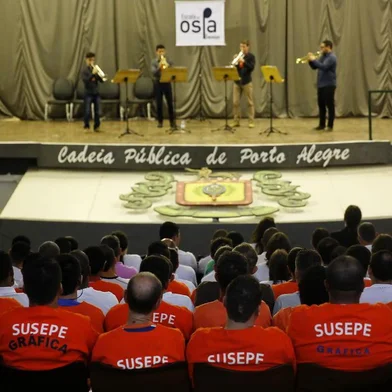  

PORTO ALEGRE, RS, BRASIL, 10-11-2017: Estudantes da Ospa apresentam recital para detentos no auditório da Cadeia Pública de Porto Alegre. A iniciativa ¿Direito no Cárcere¿, que promove atividades culturais para presos em tratamento de dependência química, recebe recital do projeto ¿Escola da Ospa na Comunidade¿. (Foto: Mateus Bruxel / Agência RBS)