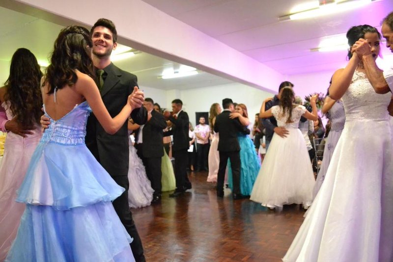 O projeto 15 Primaveras, promovido por alunos do Centro Universitário da Serra Gaúcha, a FSG, deu a oportunidade para meninas em vulnerabilidade social de realizar o sonho de viver uma festa de 15 anos