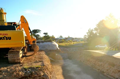  CAXIAS DO SUL, RS, BRASIL, 12/11/2017. Obras do Samae na Rota do Sol, no trevo com a BR-116, no lado do Jardim das Hortências, bairro São Ciro. A adutora vai possibilitar que 25 mil pessoas da Zona Norte recebam água do Marrecas. (Diogo Sallaberry/Agência RBS)