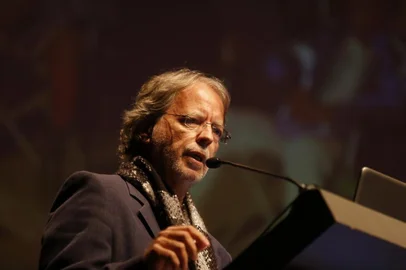  

PORTO ALEGRE, RS, BRASIL, 15-06-2017.A mesa-redonda A neurobiologia da violência, com PEDRO DO PRADO LIMA, ADRIAN RAINE e ANTOINE BECHARA, e a conferência magna A (neuro)ciência ajudando a repensar o ser humano, com o escritor Mia Couto. Foto: Escritor Mia Couto durante Conferência Magna: A (neuro)ciência ajudando a repensar o ser humano. (ANDRÉ ÁVILA/AGÊNCIA RBS)