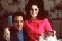 página central
  ELVIS, PRISCILLA, LISA MARIE
E**FOR USE AS DESIRED IN CONNECTION WITH THE 30TH ANNIVERSARY OF ELVIS DEATH--FILE**Elvis Presley poses with wife Priscilla and daughter Lisa Marie, in a room at Baptist hospital in Memphis, Tenn., on Feb. 5, 1968.  (AP Photo)
 Fonte: AP
 Fotógrafo: AP
