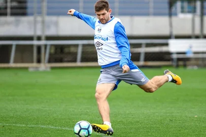 PORTO ALEGRE (RS), 12/7/2107: Kannemann participa de treino no Centro de Treinamentos Luiz Carvalho.
