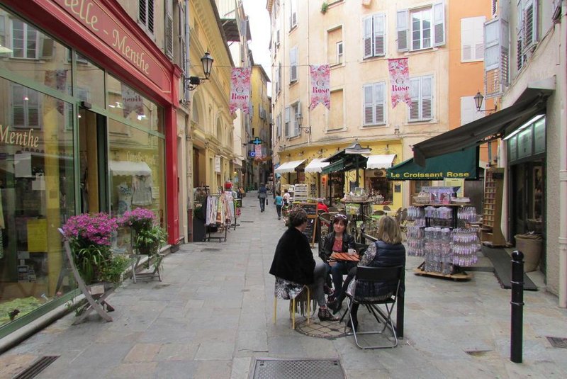 Rua da cidade medieval de Grasse, na França.