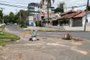 Dois buracos no cruzamento da Avenida José Gertum com a Rua Estácio de Sá, no bairro Chácara das Pedras, em Porto Alegre, estão prejudicando os motoristas que transitam pelo local. Segundo moradores, o problema já foi consertado outras vezes, mas acaba sempre retornando.