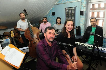  CAXIAS DO SUL, RS, BRASIL, 13/11/2017. Tributo à Andrea Bocelli com o tenor Dirceu Pastori e a soprano Caroline Gobbato. Na foto da E p/ D: Nino Henz, Fernando Zorzi, Dirceu Pastori (na frente), Mauro Caldart, Caroline Gobbato e Paulo Johann.(Porthus Junior/Agência RBS)