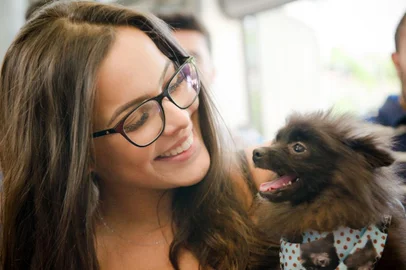 Emilly Araújo, vencedora do BBB17, participou do lançamento do aplicativo YetPet em Porto Alegre acompanhada do cão Logan, que ganhou de fãs.