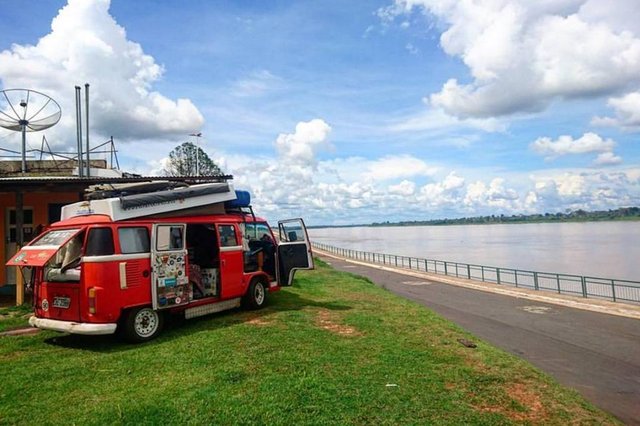 Casal de SC que viaja de Kombi pela America do Sul sofre acidente no CearÃ¡ e suspende viagem