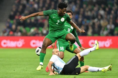 Nigerias Ola Aina and Argentinas Javier Mascherano vie for the ball during an international friendly football match between Argentina and Nigeria in Krasnodar on November 14, 2017. / AFP PHOTO / Mladen ANTONOV