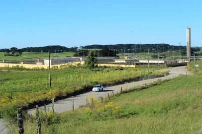  CAXIAS DO SUL, RS, BRASIL, 14/11/2017. A prefeitura de Caxias do Sul deve lançar na segunda-feira da semana que vem uma consulta popular nas redes sociais para ouvir a opinião pública sobre a construção de uma terceira casa prisional na cidade.A estrutura será construída com recursos do Departamento Penitenciário Nacional (Depen) e terá em torno de 400 vagas. Caxias do Sul tem a vantagem de já possuir um terreno já disponível, ao lado da atual Penitenciária Estadual, no distrito do Apanhador (FOTO). (Porthus Junior/Agência/RBS)