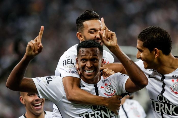 Resultado de imagem para Corinthians vence o Flu de virada e é campeão brasileiro