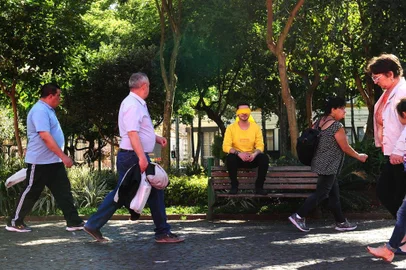  CAXIAS DO SUL, RS, BRASIL, 13/11/2017. Escritor Pedro Guerra lança mais um livro, Cabra-Cega, com o tema de um assassinato na Praça Dante Alighieri, em Caxias. (Diogo Sallaberry/Agência RBS)